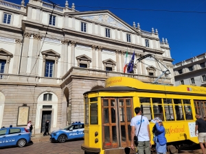 Mailand gelbe Straßenbahn vor dem Opernhaus Scala