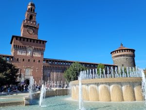 Mailand Castello Sforzesco Schloss Hauptportal mit Springbrunnenn davor