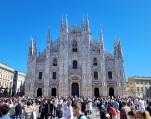 Mailand Dom Hauptportal und Piazza vor dem Dom mit vielen Touristen