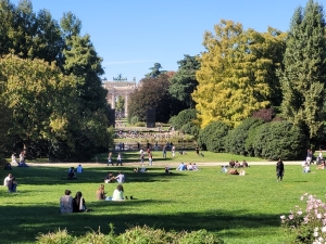 Mailand Parco Sempione: Blick vom Castello Sforzesco über von Bäumen eingerahmte Liegewiesen zum Arco della Pace, zum Friedensbogen  
