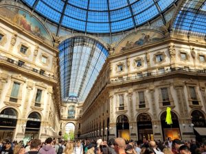 Mailand Galleria Vittorio Emmanuele II. Historische Shoppinggalerie aus dem 19. Jahrhundert unter elegantem Glasdach mit luxuriösen Boutiquen und Gastronomie