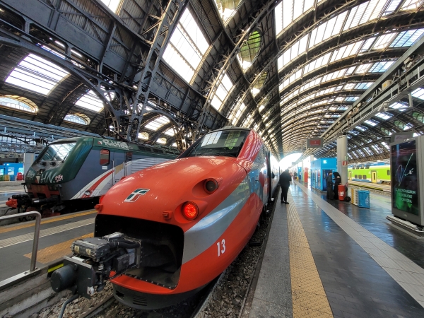 Frecciarossa italienischer Hochgeschwindigkeitszug im Bahnhof Milano Centrale