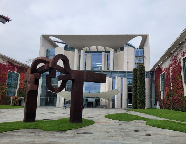 Berlin Kanzleramt Sicht auf das Hauptportal und den Hof mit der monumentalen Eisenskulptur von Eduardo Chillida, die das Aufeinanderzugehen symbolisieren soll