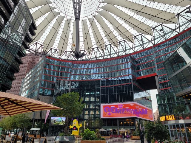 Berlin Center am Potsdamer Platz Innenbereich mit der großen Glaskuppel von Architekt Helmut Jahn darüber