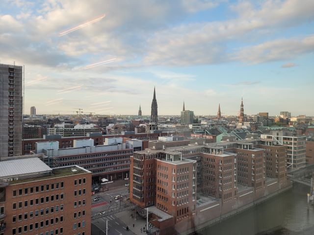 Hamburg Hafencity und Skyline von der Elbphilharmonie aus gesehen