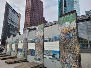 Berlin Potsdamer Platz Mauerreste mit Informationstafeln vor der Skyline von Deutsche Bahn Tower und weiteren Hochhäusern
