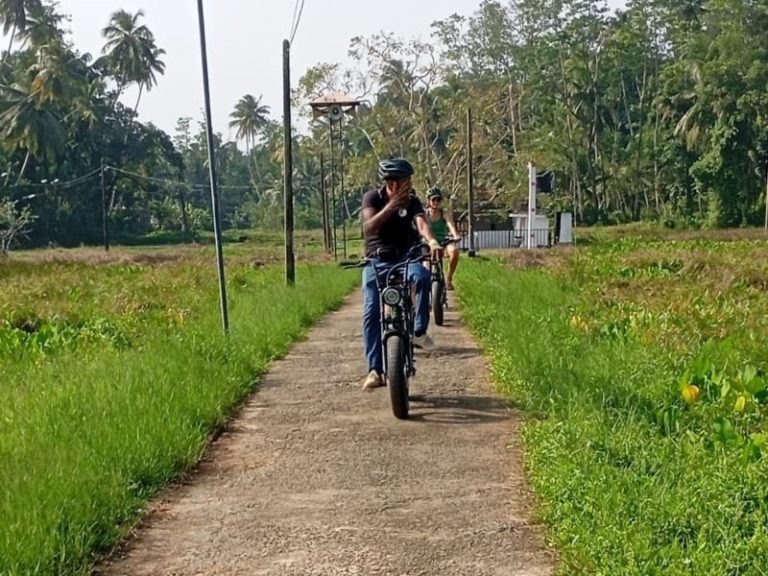 Galle Bike Tour: Lagoon & Village